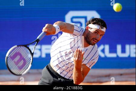 Belgrad. Juni 2020. Grigor Dimitrov aus Bulgarien dient Dominic Thiem aus Österreich während ihres Spiels beim Tennisturnier Adria Tour in Belgrad, Serbien am 14. Juni 2020. Kredit: Predrag Milosavljevic/Xinhua/Alamy Live Nachrichten Stockfoto