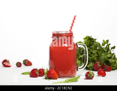 Erdbeer-Smoothie oder Milchshake in einem Glas auf weißem Hintergrund. Stockfoto