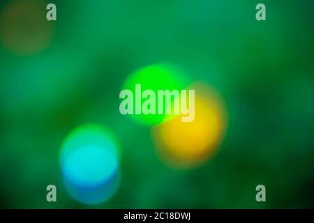 Buntes Bokeh auf Naturgrün. Stockfoto