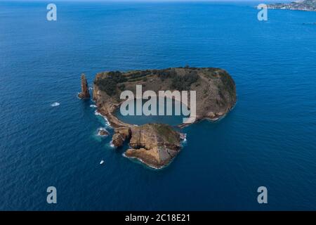 Blick von oben auf die kleine Insel von Vila Franca do Campo, Azoren, Portugal. Stockfoto