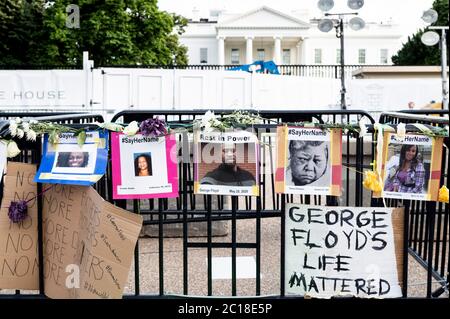 Washington, DC, USA. Juni 2020. 14. Juni 2020 - Washington, DC, USA: Bild von George Floyd und Schild mit der Aufschrift ''George Floyds Leben war wichtig'' auf einem Zaun vor dem Weißen Haus bei einem Protest gegen Präsident Donald Trump und für Black Lives Matter. Quelle: Michael Brochstein/ZUMA Wire/Alamy Live News Stockfoto