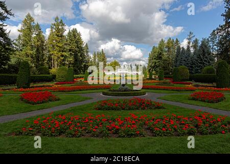 WA16743-00...WASHINGTON - farbenfrohe Blumenbeete und Brunnen im Duncan Garden im Mamito Park in Spokane. Stockfoto