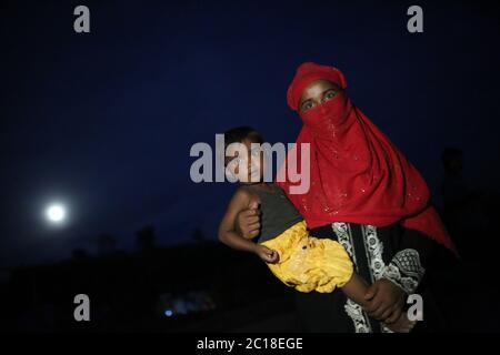 Rohingya-Menschen im Palangkhali-Flüchtlingslager in Cox's Bazar, Bangladesch, Mittwoch, 4. Oktober 2017 Stockfoto