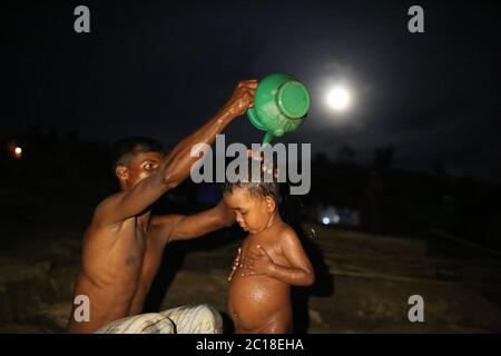 Rohingya-Menschen im Palangkhali-Flüchtlingslager in Cox's Bazar, Bangladesch, Mittwoch, 4. Oktober 2017 Stockfoto