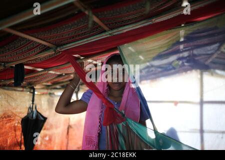 Eine Rohingya-Frau posiert für Fotografie im Flüchtlingslager Thangkhali in Cox's Bazar, Bangladesch, Donnerstag, 5. Oktober 2017. Stockfoto