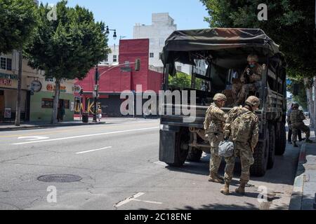 Hollywood, CA/USA - 3. Juni 2020: Kalifornische Nationalgarde auf dem Hollywood Walk of Fame während der Proteste gegen Black Lives Matter Stockfoto