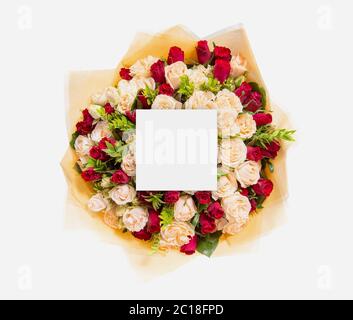 Kreatives Layout aus Blumen und Blättern mit Papierkartennummer. Flach liegend Stockfoto