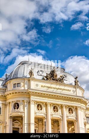 Das alte Gebäude des Slowakischen Nationaltheaters in Bratislava, Slowakei Stockfoto