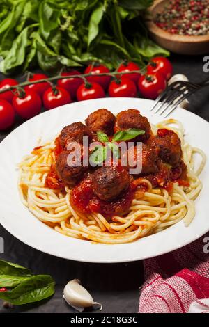 Spaghetti Nudeln mit Fleischbällchen und Tomatensauce Stockfoto