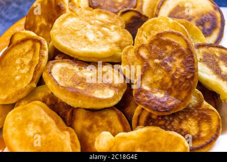 Köstliche geröstete Krapfen stapelten sich auf einem Tisch Stockfoto