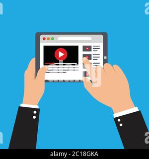 Der Geschäftsmann hält das Tablet, um die Trendvideos zu sehen. Vektordarstellung des Videoplayer-Browsers im Internet mit Tablet. Stock Vektor