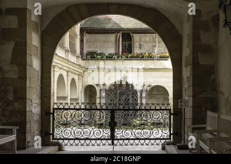 Tor gebogen, Schloss Bischofseinitz, Horšovsk ý T ý n, Tschechien Stockfoto