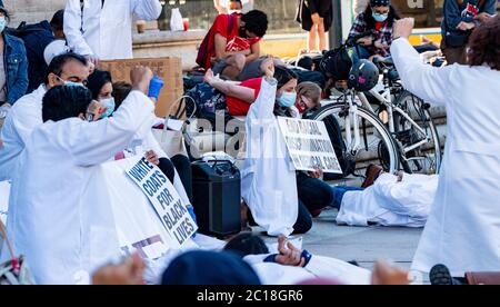 14. Juni, Boston, Copley Square, Boston, Massachusetts, USA: Demonstranten veranstalten acht Minuten lang 46 Sekunden lang einen "Einstand" oder einen Faustprotest während einer Kundgebung von White Coats for Black Lives am Copley Square in Boston. Quelle: Keiko Hiromi/AFLO/Alamy Live News Stockfoto