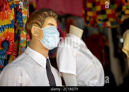 COVID-19 Maske; Mannequin trägt eine Coronavirus-Schutzmaske Stockfoto