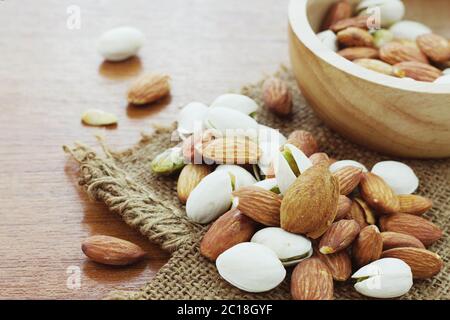 Mandel auf Sack gemischt. Stockfoto