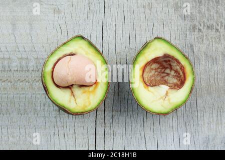 Avocado auf Holzboden geschnitten. Stockfoto
