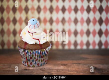 Halloween Design Cupcake auf dunklem Hintergrund Stockfoto