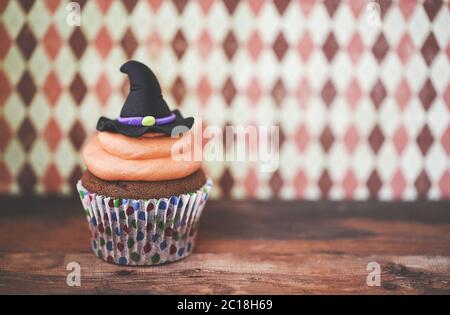 Halloween Design Cupcake auf dunklem Hintergrund Stockfoto