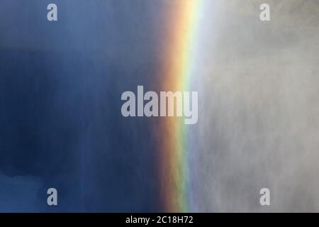 Regenbogen am Wasserfall Gullfoss, Fluss Hvitá, Haukadalur, Golden Circle, Island, Europa Stockfoto