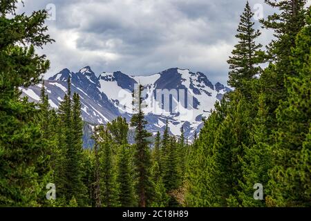 Dramatischer Wald und indische Gipfel in der Nähe des Red Rock Lake, Nederland, Colorado, an einem Frühlingstag Stockfoto