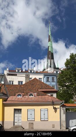 Spike of St Olaf (Oleviste) Kirche und alte Häuser. Tallinn, Estland Stockfoto