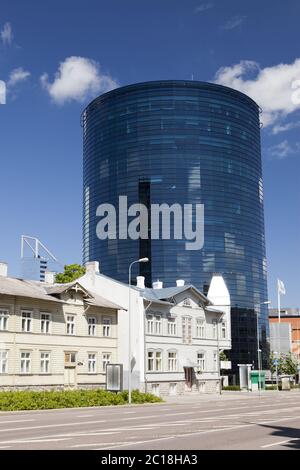 Alte Häuser auf den Straßen der Altstadt und die neue moderne Gegend auf einem Hintergrund. Tallinn, Estland Stockfoto