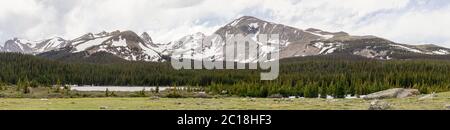 Brainard Lake und Indian Peaks in der Nähe von Nederland, Colorado, an einem Frühlingstag Stockfoto