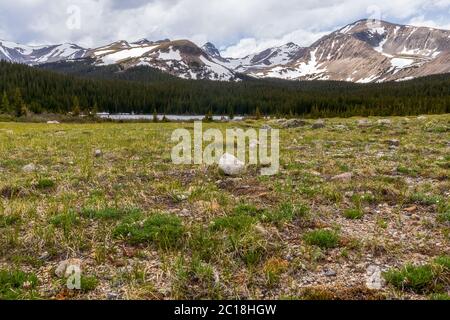 Brainard Lake und Indian Peaks in der Nähe von Nederland, Colorado, an einem Frühlingstag Stockfoto