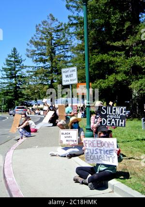 Protestler demonstrieren gegen Rassismus und Unterstützung von schwarzen Leben Angelegenheit Stockfoto