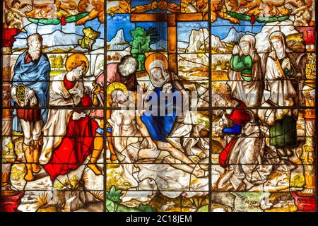 Schöne Glasfenster mit Darstellung der Auferstehung Jesu, gefeiert am Ostersonntag Stockfoto