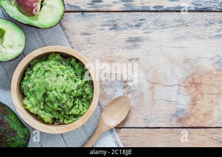 Frische Avocado in einer Schüssel. Stockfoto