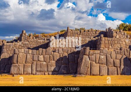 Die Inka-Ruinen mit riesigem Granitfelsen der Festung Sacsayhuaman, Cusco, Peru. Stockfoto