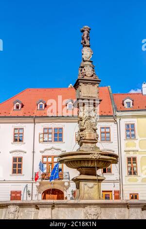 Historischer Maximilianbrunnen in der Altstadt Bratislava, Slowakei Stockfoto