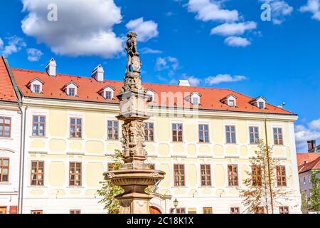 Historischer Maximilianbrunnen in der Altstadt Bratislava, Slowakei Stockfoto