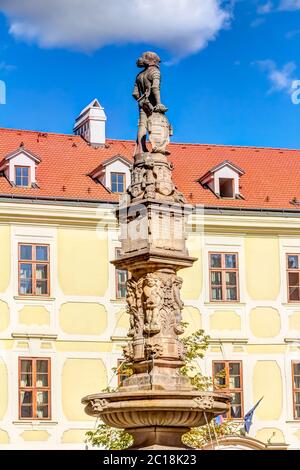 Historischer Maximilianbrunnen in der Altstadt Bratislava, Slowakei Stockfoto