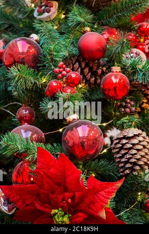 Weihnachten Dekorationen auf die Zweige der Tanne Stockfoto