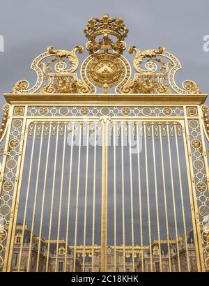 Das goldene Tor des Schlosses von Versailles, oder Chateau de Versailles, oder einfach Versailles, in Frankreich Stockfoto