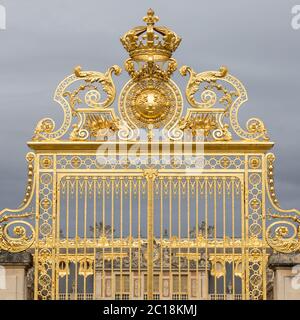 Das goldene Tor des Schlosses von Versailles, oder Chateau de Versailles, oder einfach Versailles, in Frankreich Stockfoto