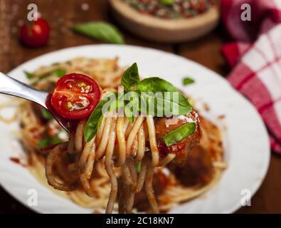 Gabel mit Spaghetti Basilikum und Fleischbällchen. Stockfoto