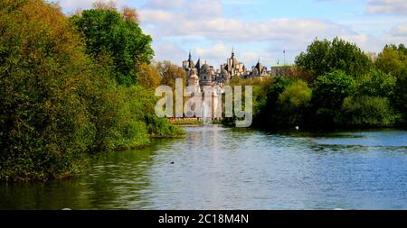 Sommer Blick auf St James's Park und das Household Cavalry Museum . London, Großbritannien Stockfoto