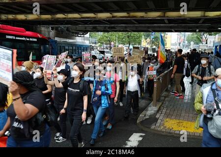 Tokio, Japan. Juni 2020. 14. Juni 2020, Tokio, Japan: Hunderte von Menschen halten handgefertigte "Black Lives Matter"-Schilder in Shibuya auf, die die Empörung über den Tod von George Floyd unterstreichen. (Fotos von Michael Steinebach/AFLO) Quelle: Aflo Co. Ltd./Alamy Live News Stockfoto