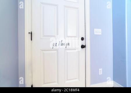 Weiße Holztür im Inneren in einer blauen Wand Stockfoto