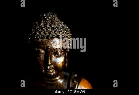 Nahaufnahme von Buddha vor schwarzem Hintergrund Stockfoto