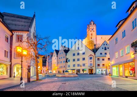 St. Mang Basilica in Füssen Stadt bei Nacht in Bayern, Deutschland Stockfoto