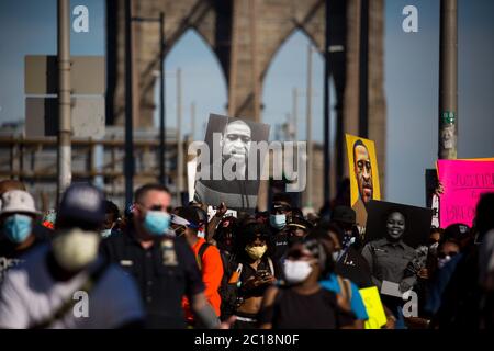 Peking, USA. Juni 2020. Demonstranten nehmen an einem Protest Teil, der durch den Tod von George Floyd auf der Brooklyn Bridge in New York, USA, am 13. Juni 2020 ausgelöst wurde. Quelle: Michael Nagle/Xinhua/Alamy Live News Stockfoto