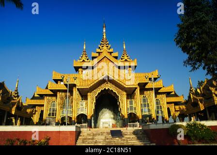 Außenansicht des Chaukhtatgyi Buddha Tempels, Yangon Myanmar Stockfoto