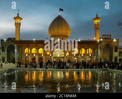 Shah Cheragh Moschee bei Dämmerung Beleuchtung in Shiraz Iran Stockfoto