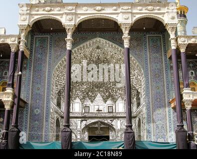 Eintritt zur Fatima Masumeh Moschee in Qum, Iran Stockfoto