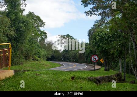 Die Straße nach Iguacu Stockfoto