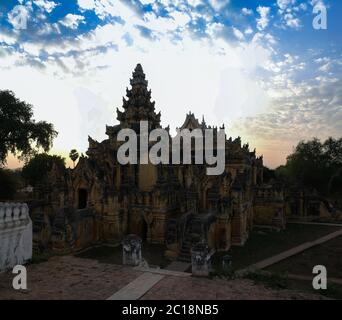 Maha Aungmye Bonzan Tempel bei Sonnenuntergang, Ava Myanmar Stockfoto